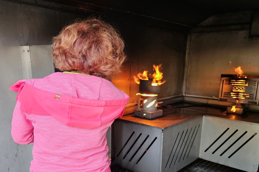 Frau beim Löschen eines Feuers Frau beim Löschen eines Feuers