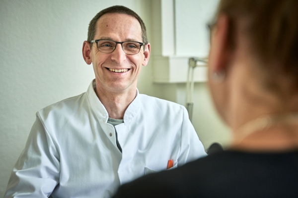 Arzt im Gespräch mit einer Rehabilitandin Arzt im Gespräch mit einer Rehabilitandin