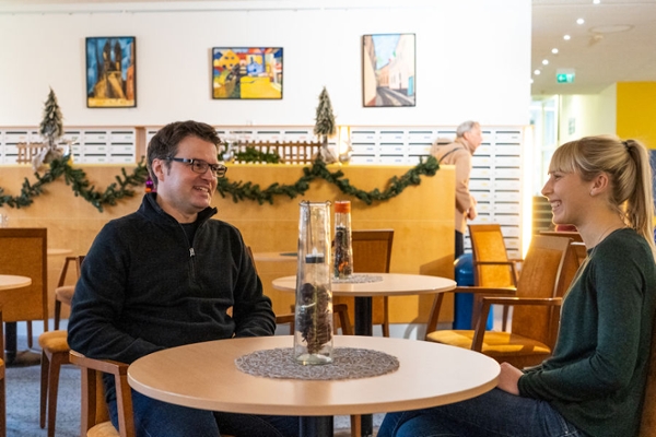 Zwei Personen sitzen an einem Tisch Zwei Personen sitzen an einem Tisch