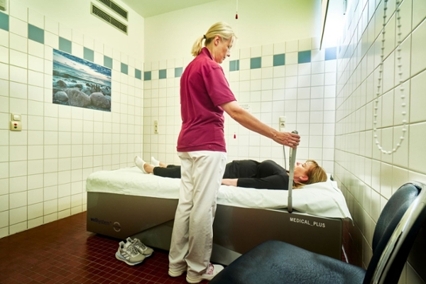 Rehabilitandin auf einem Hydrojet Rehabilitandin auf einem Hydrojet