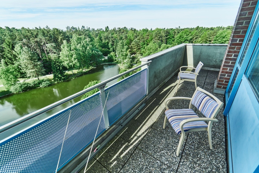 Balkon mit Stühlen und Blick auf die grüne Umgebung