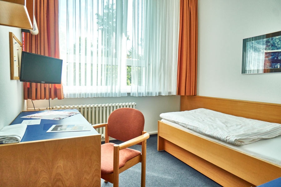 Zimmer mit Bett,Tisch und Stuhl Zimmer mit Bett,Tisch und Stuhl